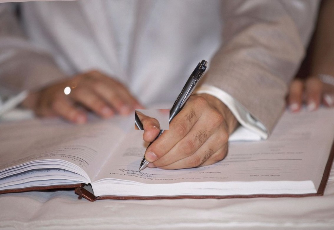 Close-up van een schrijfhand op papier